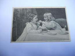 THEMES ENFANTS CARTE  ANCIENNE EN N/BL DE 1908 ////2 ENFANTS A TABLE AVEC TASSE DE CAFE  //TBE - Portraits