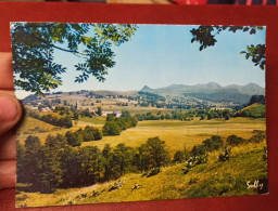 CPA 63 @  CHASTREIX -  Vue Générale Et Le Pic De Courlande - Chaine Du Sancy - Autres & Non Classés