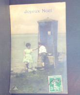 1531 THEME . JOYEUX NOEL . DEUX ENFANTS AU BORD DE LA MER PRES D UNE CABINE EN OSIER . BRILLANT - Autres & Non Classés