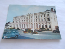 VITTEL ( 88 Vosges )  L HOTEL DE VILLE  VIEILLES AUTOS 1967 - Vittel