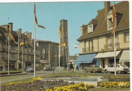 76. YVETOT .CPSM.  LE CENTRE VILLE ET AU SECOND PLAN L'EGLISE MODERNE. VOITURES EN STATIONEMENT. - Yvetot