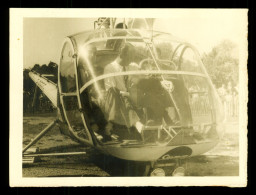 Photo Aviation 1950 Helicoptere Hiller Avec Publicité Des Chaussettes Stem ( Baptemes De L ' Air)  ( Format 9cm X 12cm ) - Luchtvaart