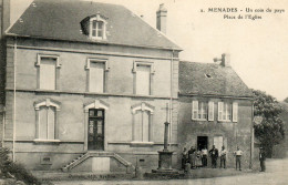 - MENADES (89) - Place De L'Eglise  (animée)   -27101- - Andere & Zonder Classificatie