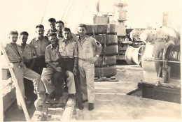 Photo D'un Groupe De  Militaires Sur Un Navire  1958 - Personnes Anonymes