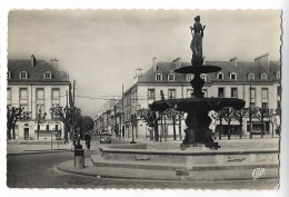 CPSM 51 VITRY-le-FRANCOIS La Place D' Armes - Vitry-le-François