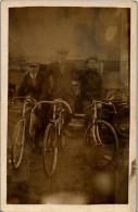 CP Carte Photo D'époque Photographie Vintage Homme Trio Vélo Bicyclette Cycliste - Non Classés