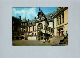 Pierrefonds (60) : Le Chateau - La Cour D'honneur Avec La Statue De Louis D'Orléans - Pierrefonds