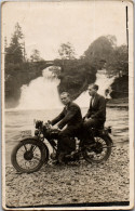 CP Carte Photo D'époque Photographie Vintage Moto Motocyclette Homme Amis - Autres & Non Classés