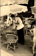 CP Carte Photo D'époque Photographie Vintage St Jean De Luz Serveur Café Parasol - Unclassified