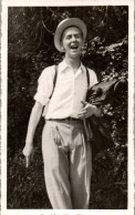 CP Carte Photo D'époque Photographie Vintage Homme Chapeau Drôle Rire  - Zonder Classificatie