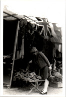 Photographie Photo Vintage Snapshot Amateur Marché Aux Puces St Ouen Paris  - Anonymous Persons