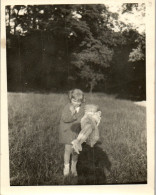 Photographie Photo Vintage Snapshot Amateur Enfant Mode Poupée Ombre  - Anonymous Persons