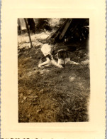 Photographie Photo Vintage Snapshot Amateur Chien Enfant - Sonstige & Ohne Zuordnung