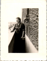 Photographie Photo Vintage Snapshot Amateur Femme Mode Balcon  - Personnes Anonymes