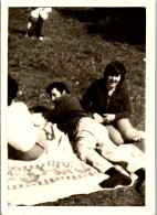 Photographie Photo Vintage Snapshot Amateur Groupe Herbe Trio Drôle - Personnes Anonymes