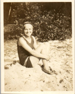 Photographie Photo Vintage Snapshot Amateur Jeune Femme Sourire Mode  - Personas Anónimos