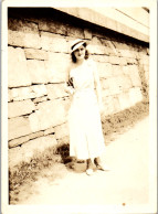 Photographie Photo Vintage Snapshot Amateur Jeune Femme Mode Chapeau - Autres & Non Classés