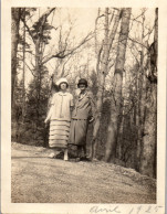 Photographie Photo Vintage Snapshot Amateur Jeune Femme Mode Chapeau Amies - Other & Unclassified