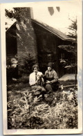 Photographie Photo Vintage Snapshot Amateur Jeune Femme Mode Chapeau Chien  - Autres & Non Classés