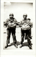 Photographie Photo Vintage Snapshot Amateur Militaire Parachutisme Parachutiste - War, Military