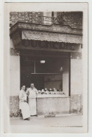 CARTE PHOTO - BOUCHERIE CHEVALINE - ENSEIGNE " TETE DE CHEVAL " - BOUCHERS - ROTIS EN VITRINE  -z 2 SCANS Z- - A Identificar