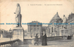 R149956 Palais De Versailles. Un Coin De La Cour D Honneur. A. Bourdier. No 4 - Monde