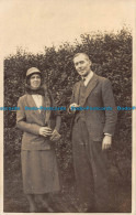 R149969 Old Postcard. Woman And Man - Monde
