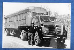 PHOTO  Poids Lourds Ancien Camion BERLIET  Avec Chauffeur Remorque Latte Bois Dep 78 - Automobili