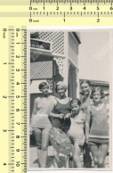 REAL PHOTO, Group Swimsuit Females Young Girls Woman And Kid On Beach Fillettes Sur Plage ORIGINAL - Anonymous Persons
