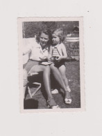 Snapshot Argentique Jeune Femme Et Jeune Fille Mère Chamonix 1947 Girl Mother - Personnes Anonymes