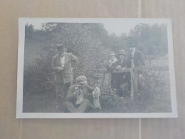 CPA -  AU PLUS RAPIDE -  CARTE PHOTO - FAMILLE A LA CAMPAGNE  - MODE D ANTAN -   NON ECRITE - Fotografía