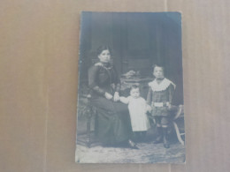 CPA -  AU PLUS RAPIDE -  CARTE PHOTO - FEMME ET SES ENFANTS  - MODE D ANTAN -   NON ECRITE - Fotografía