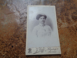 CDV  Carte Photo  Antique  /  Kabinetfoto  /  CDV Photo Card { 6,3 Cm X 10,3 Cm } - Oud (voor 1900)