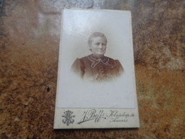 CDV  Carte Photo  Antique  /  Kabinetfoto  /  CDV Photo Card { 6,3 Cm X 10,3 Cm } - Ancianas (antes De 1900)