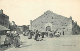 Vannes Carte Photo Les Halles Aux Grains Bretonne Costume - Vannes