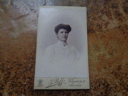 CDV  Carte Photo  Antique  /  Kabinetfoto  /  CDV Photo Card { 6,3 Cm X 10,3 Cm } - Ancianas (antes De 1900)