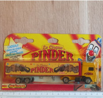 Camion Majorette 1/100 : Semi-remorque Porte Conteneur Du Cirque Pinder. Neuf, Jamais Ouvert. - Vrachtwagens, Bus En Werken