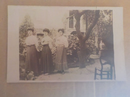 CPA -  AU PLUS RAPIDE -  CARTE PHOTO - TROIS JEUNES FEMMES   - MODE D ANTAN -    NON ECRITE - Fotografía