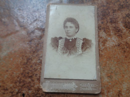 CDV  Carte Photo  Antique  /  Kabinetfoto  /  CDV Photo Card { 6,3 Cm X 10,3 Cm } - Ancianas (antes De 1900)