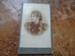 CDV  Carte Photo  Antique  /  Kabinetfoto  /  CDV Photo Card { 6,3 Cm X 10,3 Cm } - Ancianas (antes De 1900)