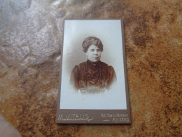 CDV  Carte Photo  Antique  /  Kabinetfoto  /  CDV Photo Card { 6,3 Cm X 10,3 Cm } - Old (before 1900)