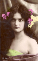 *CPA - S2 - Bonne Année - Beau Portrait De Femme Avec Fleurs Dans Les Cheveux - Nieuwjaar