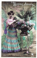 *CPA - S2 - Bonne Année - Femme Avec Corbeille De Fleurs Sur Guéridon - Colorisée - Nouvel An