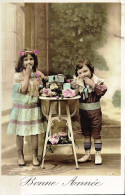 *CPA - S3 - Bonne Année - Couple D'enfants Avec Fleurs Et Cadeaux Sur Gueridon - Colorisée - New Year