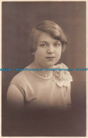 R150398 Old Postcard. Woman Portrait. Graham Brown - Monde