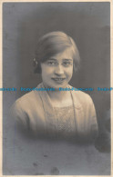 R150400 Old Postcard. Woman Portrait Graham Brown - Monde