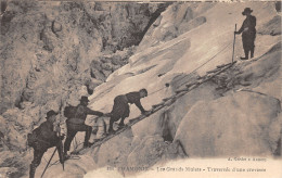 74-CHAMONIX-TRAVERSEE D UNE CREVASSE-N°422-G/0245 - Chamonix-Mont-Blanc