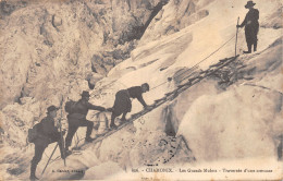 74-CHAMONIX-TRAVERSEE D UNE CREVASSE-N°422-G/0041 - Chamonix-Mont-Blanc