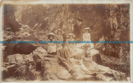 R151374 Old Postcard. A Man And Women Company On The Rocks - World