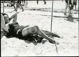 2 PHOTOS SET WOMAN FEMME PLAGE BEACH 1966 REAL ORIGINAL AMATEUR PHOTO FOTO PORTUGAL CF - Personas Anónimos